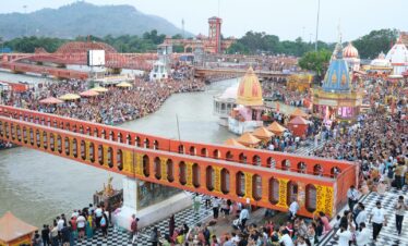 a crowd of people standing on top of a bridge